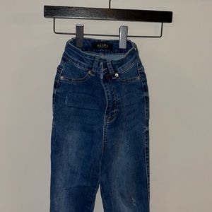 AKIRA- 1. FITTED SPANDEX MATERIAL DARK JEANS